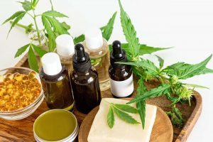 huile cbd et feuilles de cannabis cosmétiques vue de face